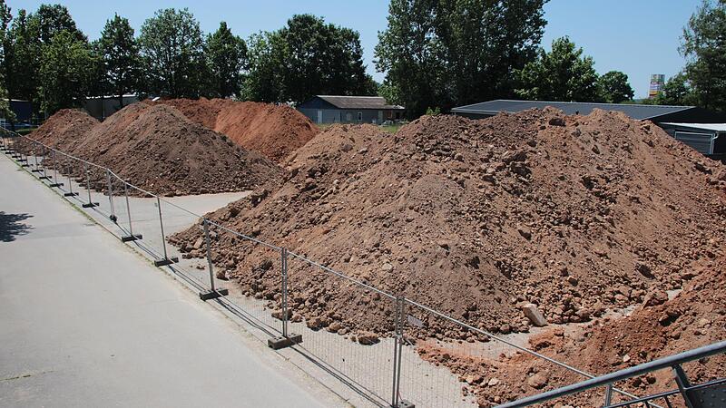 Berge von Erde aus der Gymnasium-Baustelle lagern vorübergehend auf dem Parkplatz neben dem Eisstadion. Das Material gilt zwar als unbedenklich, muss aber trotzdem auf Schadstoffe untersucht werden. Berge von Erde aus der Gymnasium-Baustelle lagern vorübergehend auf dem Parkplatz neben dem Eisstadion. Das Material gilt zwar als unbedenklich, muss aber trotzdem auf Schadstoffe untersucht werden.