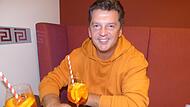 Der neue Landtagsabgeordnete Stefan Frühbeißer in seinem Lieblingslokal, dem griechischen Restaurant Nostimo in Gößweinstein, wo er sich gerne auch mal einen Aperol Spritz schmecken lässt.Forchheim & Fränkische Schweiz