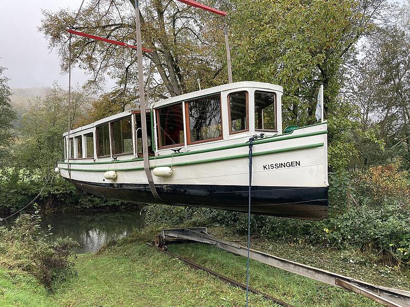 Wie Spielzeuge schweben die tonnenschweren Boote in der Luft.