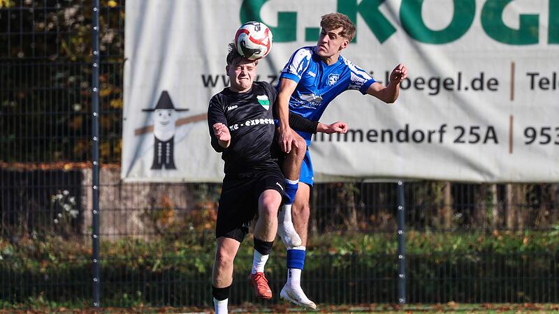 Kopfballspiel des Stockheimers Jamie Martin (schw.)