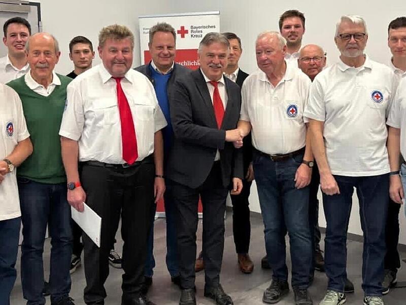 Geehrte Mitglieder mit Vorstandschaft und Ehreng&auml;sten.