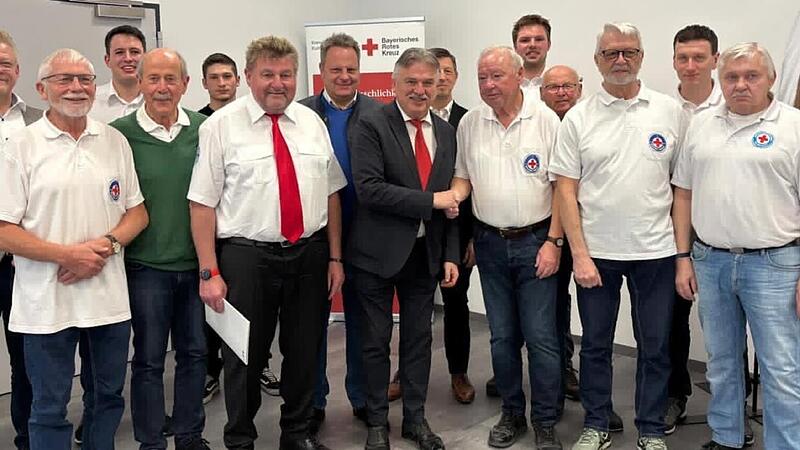 Geehrte Mitglieder mit Vorstandschaft und Ehrengästen. Geehrte Mitglieder mit Vorstandschaft und Ehrengästen.