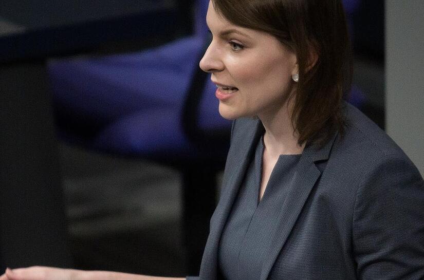 Abgeordnete Emmi Zeulner bei einer Rede im Bundestag