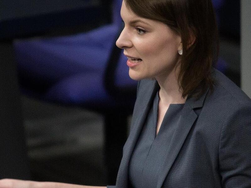 Abgeordnete Emmi Zeulner bei einer Rede im Bundestag
