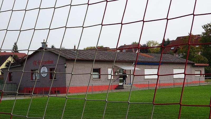 Mit einem Ballfangzaun will der FC Gro&szlig;wenkheim daf&uuml;r sorgen, dass keine B&auml;lle mehr vom Fu&szlig;ballplatz in ein benachbartes Grundst&uuml;ck geschossen werden.