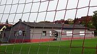 Mit einem Ballfangzaun will der FC Großwenkheim dafür sorgen, dass keine Bälle mehr vom Fußballplatz in ein benachbartes Grundstück geschossen werden. Mit einem Ballfangzaun will der FC Großwenkheim dafür sorgen, dass keine Bälle mehr vom Fußballplatz in ein benachbartes Grundstück geschossen werden.
