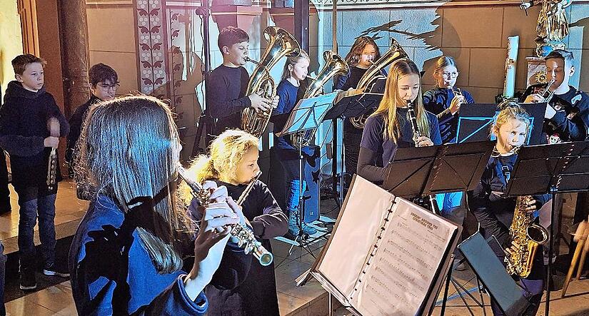 Das Kidsorchester unter der Leitung der Eva Löffler eröffnete das 75-minütige Konzert zum „Mistelfelder Advent“.