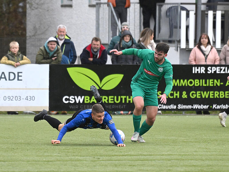 Sport Fußball Saison 2025 / 2026 Bayernliga Nord 18. Spieltag am Samstag 15.11.2025 Spielort Neudrossenfeld Sportpark Am Weinberg Kunstrasenplatz Spielbeginn 14.00 h TSV Neudrossenfeld gegen SpVgg SV Weiden Halbzeitergebnis 0:1 Endstand 2:1 Jonas L Wo ist der Ball? Jonas Larkow (rechts) und der TSV Neudrossenfeld erkämpfte sich spät den Heimsieg gegen Weiden um Niklas Lang.