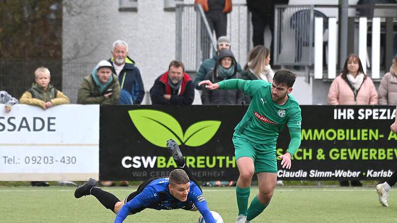 Sport Fußball Saison 2025 / 2026 Bayernliga Nord 18. Spieltag am Samstag 15.11.2025 Spielort Neudrossenfeld Sportpark Am Weinberg Kunstrasenplatz Spielbeginn 14.00 h TSV Neudrossenfeld gegen SpVgg SV Weiden Halbzeitergebnis 0:1 Endstand 2:1 Jonas L Wo ist der Ball? Jonas Larkow (rechts) und der TSV Neudrossenfeld erkämpfte sich spät den Heimsieg gegen Weiden um Niklas Lang.