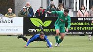 Sport Fußball Saison 2025 / 2026 Bayernliga Nord 18. Spieltag am Samstag 15.11.2025 Spielort Neudrossenfeld Sportpark Am Weinberg Kunstrasenplatz Spielbeginn 14.00 h TSV Neudrossenfeld gegen SpVgg SV Weiden Halbzeitergebnis 0:1 Endstand 2:1 Jonas L Wo ist der Ball? Jonas Larkow (rechts) und der TSV Neudrossenfeld erkämpfte sich spät den Heimsieg gegen Weiden um Niklas Lang.