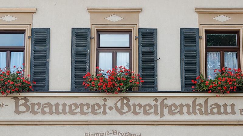 Der Anstich der Brauerei Greifenklau entwickelt sich zum exklusivsten in Bamberg. Sigmund Brockard hat sich dazu entschlossen, wieder Bändchen zu verkaufen. Der Anstich der Brauerei Greifenklau entwickelt sich zum exklusivsten in Bamberg. Sigmund Brockard hat sich dazu entschlossen, wieder Bändchen zu verkaufen.