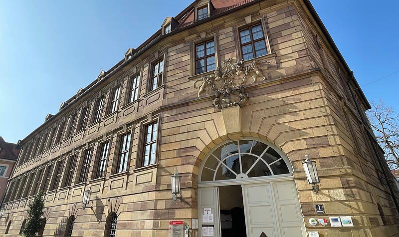 Rathaus Bad Kissingen Bad Kissingen hat einen neuen Stadtrat gewählt. Zehn Gesichter kommen neu ins Gremium, einige etablierte haben es nicht mehr geschafft. Die CSU wird stärkste Kraft, vor SPD und DBK.