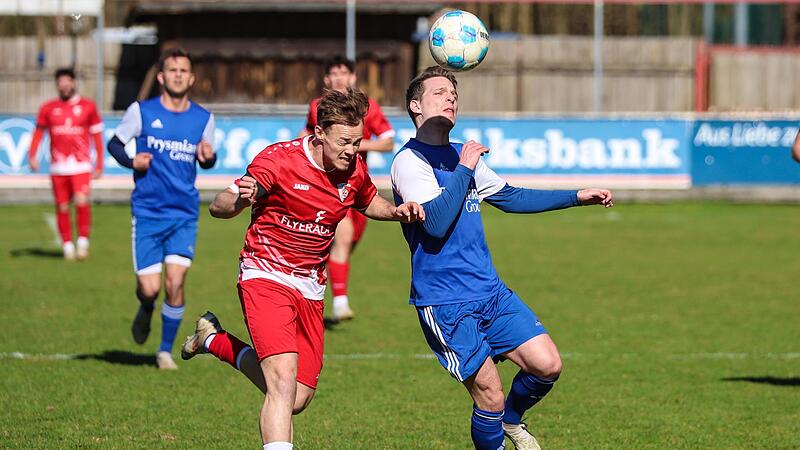 Nicht gerade zurückhaltend war der Kronacher Spielertrainer Alexander Kunz (rot) in den Zweikämpfen mit seinen ehemaligen Mannschaftskollegen – hier mit Daniel Bauer. Nicht gerade zurückhaltend war der Kronacher Spielertrainer Alexander Kunz (rot) in den Zweikämpfen mit seinen ehemaligen Mannschaftskollegen – hier mit Daniel Bauer.