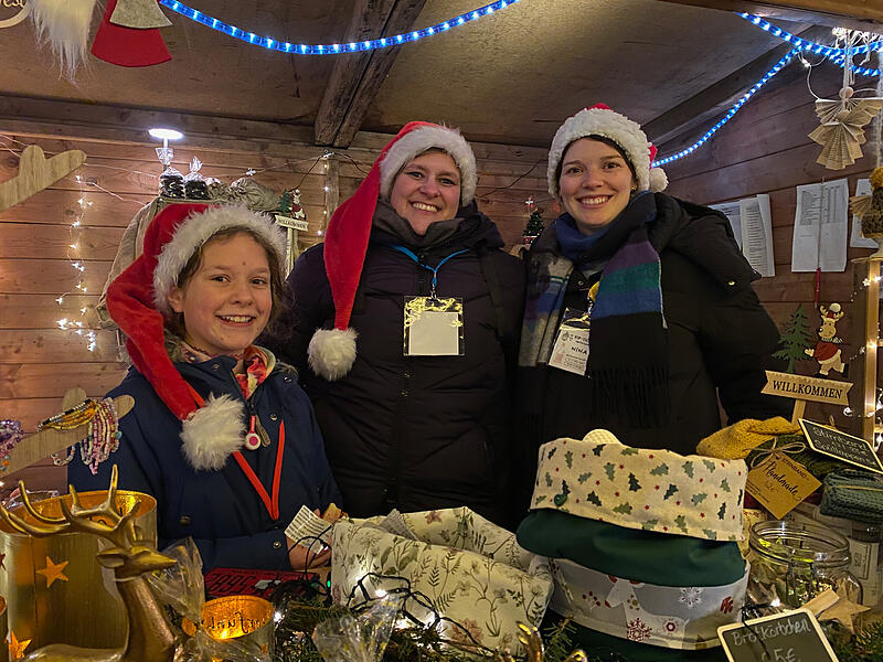 Die alte Mühle in Rüssenbach erstrahlt im Lichterglanz – in stimmungsvoller Atmosphäre feiern die Gäste auf dem Mühlen-Weihnachtsmarkt.