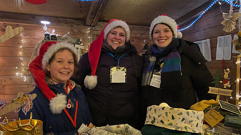 Die alte Mühle in Rüssenbach erstrahlt im Lichterglanz – in stimmungsvoller Atmosphäre feiern die Gäste auf dem Mühlen-Weihnachtsmarkt.