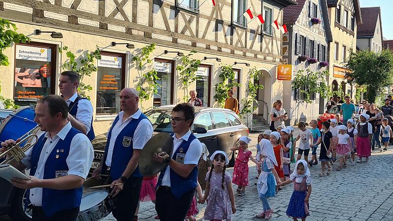 Mit der Blaskapelle Niedermirsberg ging es durch die Stadt zum Marktplatz. Die Mädchen hatten ihre „Maicherla“ umgebunden.Forchheim & Fränkische Schweiz Mit der Blaskapelle Niedermirsberg ging es durch die Stadt zum Marktplatz. Die Mädchen hatten ihre „Maicherla“ umgebunden.Forchheim & Fränkische Schweiz