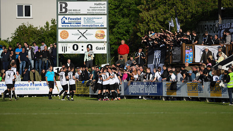 Relegation zur Landesliga: Der FC Sand (wei&szlig;e Trikots) entschied das Derby gegen die DJK Dampfach vor knapp 1800 Zuschauern mit 1:0 f&uuml;r sich.