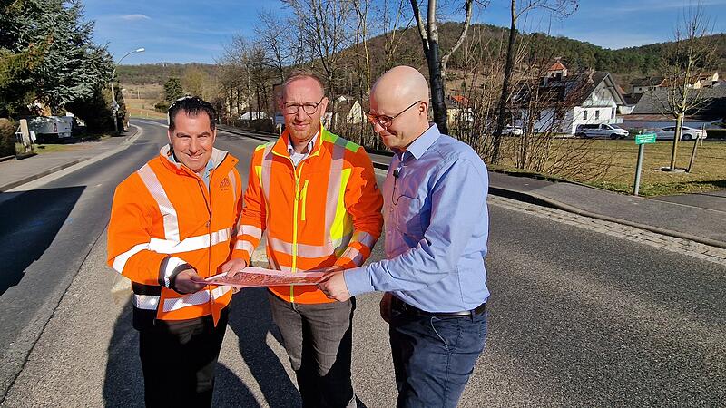 Ab Montag werden in der M&uuml;nnerst&auml;dter-Stra&szlig;e in Winkels neue Wasserleitungen verlegt. Die Pl&auml;ne stellen (von links) Martin Stahl (Stellvertretender Betriebsleiter und Bauleiter bei der Rh&ouml;n-Maintal-Gruppe), Marcel Zimmermann (Tiefbau Stadt Bad Kissingen) und Oberb&uuml;rgermeister Dirk Vogel vor.