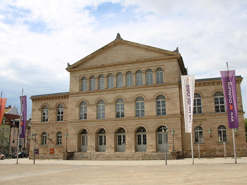 Herzog Ernst I. von Sachsen-Coburg und Gotha lie&szlig; am Schlossplatz ein Hoftheater errichten. Dessen Er&ouml;ffnung war am 1. Juni 1827. In den Jahren 1837 bis 1840 erfolgte ein Umbau, der dem Geb&auml;ude sein heutiges Aussehen gab.