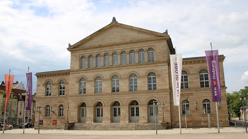 Landestheater Coburg Herzog Ernst I. von Sachsen-Coburg und Gotha ließ am Schlossplatz ein Hoftheater errichten. Dessen Eröffnung war am 1. Juni 1827. In den Jahren 1837 bis 1840 erfolgte ein Umbau, der dem Gebäude sein heutiges Aussehen gab.