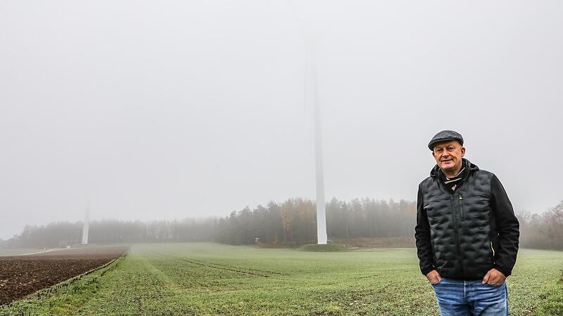 Noch sind die Aussichten nebul&ouml;s, aber mit der Entscheidung des Marktgemeinderats deuten sich zwei Windparks auf Eggolsheimer Gebiet zumindest schon an.   Hier steht Eggolsheims B&uuml;rgermeister Claus Schwarzmann vor Windkraftanlagen im benachbarten ...Forchheim & Fr&auml;nkische Schweiz