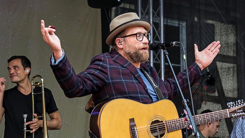 Gregor Meyle gastierte mit seiner Band zum Abschluss des Kultursommers Rödental in der Domäne Oeslau.