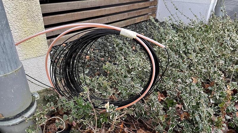 In Weisendorf sind einige Internetkabel wie dieses noch nicht verbaut. B&uuml;rger fragen sich, warum der Breitbandausbau stockt?