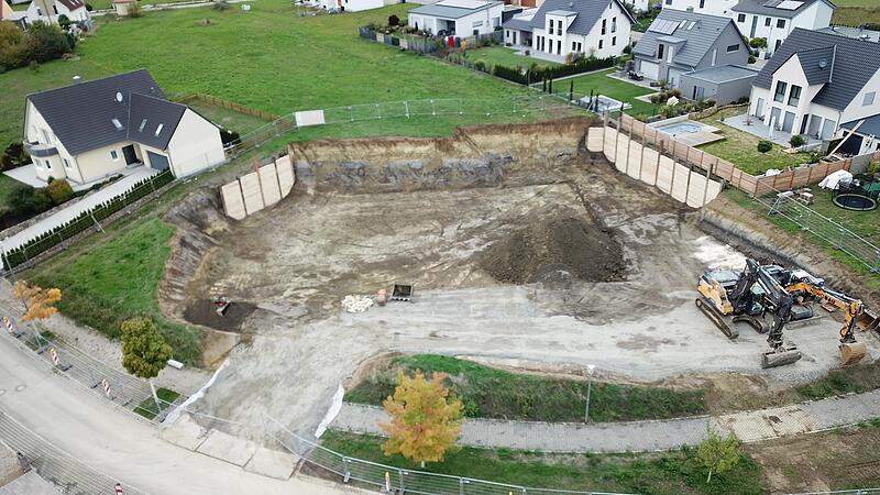 Auf diesem Gelände an der Babenberger Straße in Knetzgau wurden riesige Mengen an Erde ausgehoben.