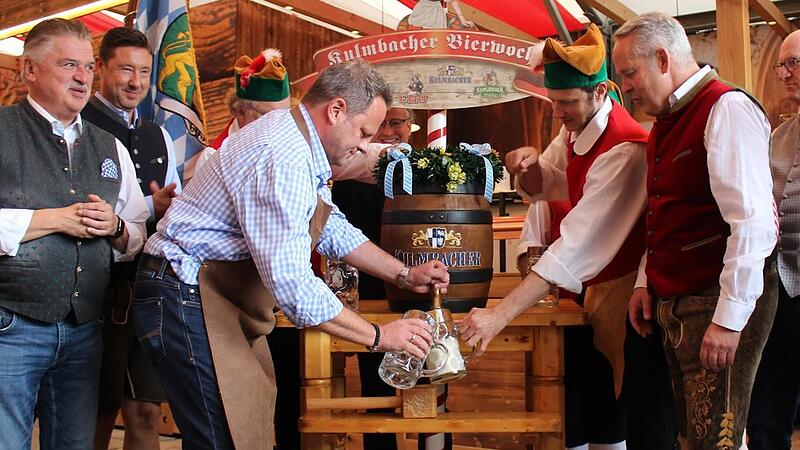 Oberbürgermeister Ingo Lehmann beim Zapfen, nach erfolgreichem Probeanstich.