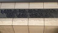 In der Rechtsmedizin der Universität Würzburg wurde die Tote, die in Lindelbach im m Main-Tauber-Kreis in der Wohnung gefunden worden war, jetzt obduziert (Archivfoto). In der Rechtsmedizin der Universität Würzburg wurde die Tote, die in Lindelbach im m Main-Tauber-Kreis in der Wohnung gefunden worden war, jetzt obduziert (Archivfoto).