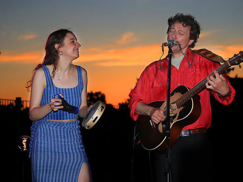 Das Duo Scott & Lila unterhielt die Zuh&ouml;rer am Samstagabend im Garten des Stadtsteinacher Forstamtes mit Balladen, Songs und Chansons.
