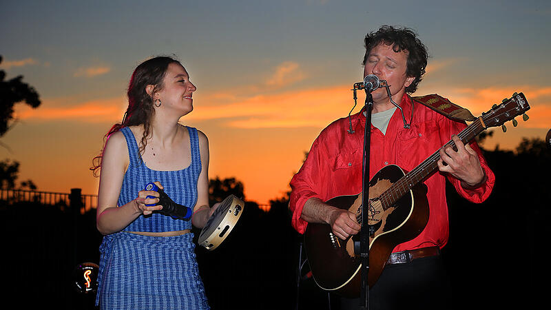 Das Duo Scott & Lila unterhielt die Zuhörer am Samstagabend im Garten des Stadtsteinacher Forstamtes mit Balladen, Songs und Chansons. Das Duo Scott & Lila unterhielt die Zuhörer am Samstagabend im Garten des Stadtsteinacher Forstamtes mit Balladen, Songs und Chansons.