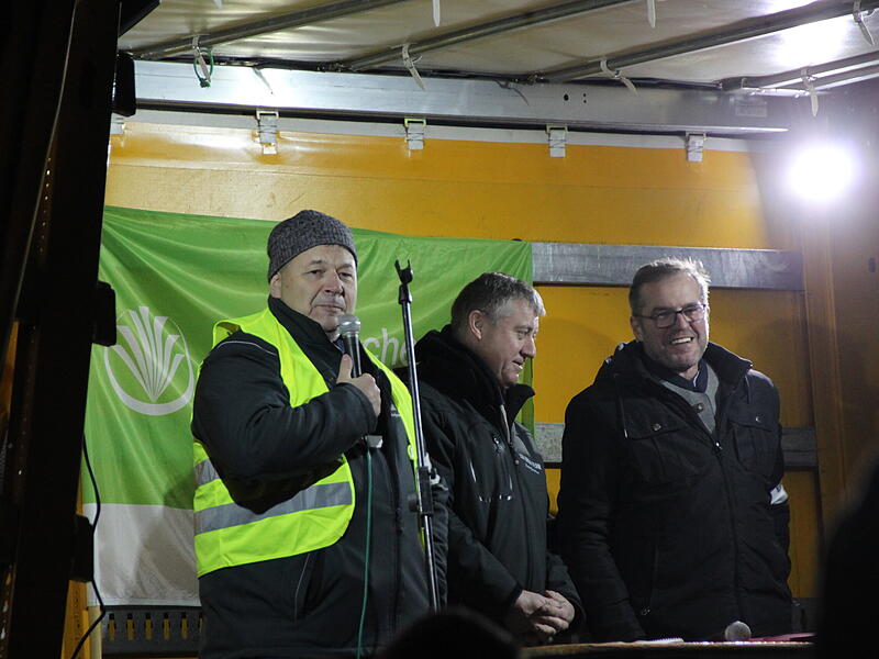 Verwaltungsleiter Alfred Greubel (links), Thomas Wolf und Edgar Thomas, Kreisvorsitzender im Bayerischen Bauernverband, appellierten an  die Teilnehmer auf dem Marktplatz.