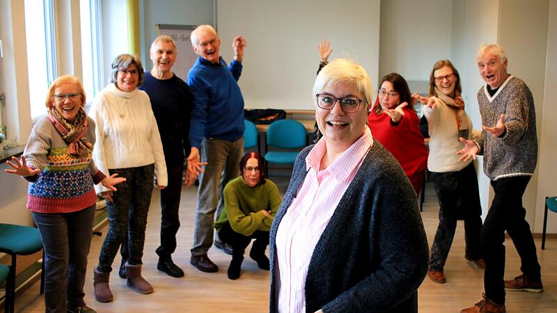 Karen Pohle leitet seit Anfang des Jahres das Generationen-Netz und das Mehrgenerationenhaus Bad Kissingen als Geschäftsführerin. Die MGH-Senioren-Theater-Gruppe (im Hintergrund) sagt Hallo.