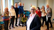 Karen Pohle leitet seit Anfang des Jahres das Generationen-Netz und das Mehrgenerationenhaus Bad Kissingen als Geschäftsführerin. Die MGH-Senioren-Theater-Gruppe (im Hintergrund) sagt Hallo.