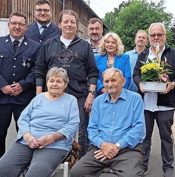 Alfred Hoffmann (vorne sitzend mit seiner Frau Marianne) nahm zu seinem 90. Geburtstag viele Gl&uuml;ckw&uuml;nsche entgegen. Mit im Bild Thomas Michel und Jonas Mertel von der Feuerwehr, J&uuml;rgen Hempfling (D&ouml;rfergemeinschaft), Reinhold Leistner von der Sold...