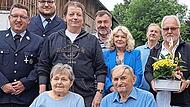 Alfred Hoffmann (vorne sitzend mit seiner Frau Marianne) nahm zu seinem 90. Geburtstag viele Gl&uuml;ckw&uuml;nsche entgegen. Mit im Bild Thomas Michel und Jonas Mertel von der Feuerwehr, J&uuml;rgen Hempfling (D&ouml;rfergemeinschaft), Reinhold Leistner von der Sold...