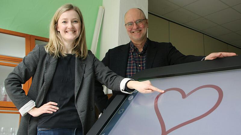 Ein Herz für die Pflege: Amelie Witt und ihr Vater Helmut Witt testen das "Riesen-Tablet", das den Bewohnern jederzeit zur Verfügung steht. Ein Herz für die Pflege: Amelie Witt und ihr Vater Helmut Witt testen das "Riesen-Tablet", das den Bewohnern jederzeit zur Verfügung steht.