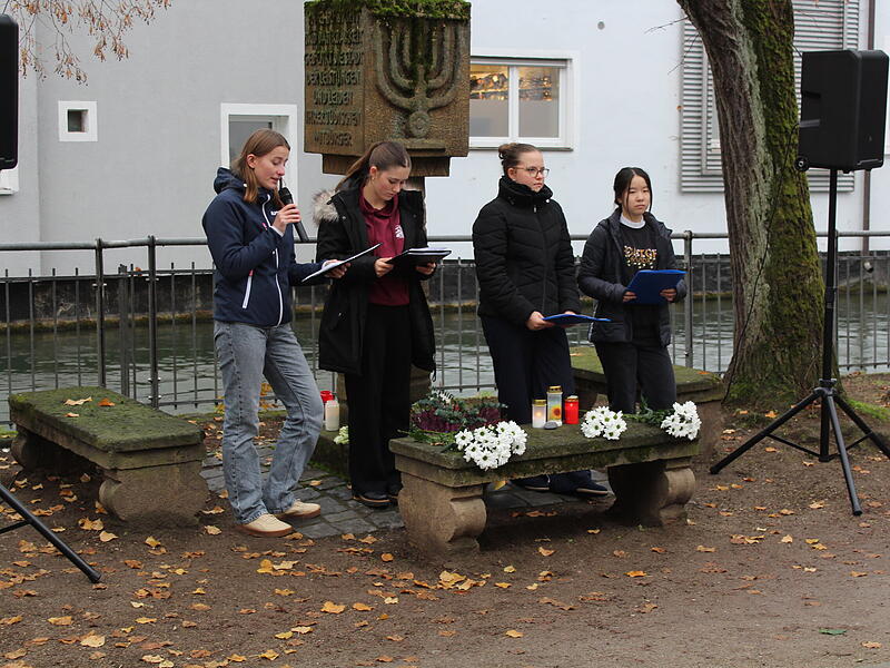 Die Schülersprecherinnen am Gedenkstein in Forchheim (v.l.): Anna-Lana Siegmann, Marlene Prechtel, Mia Wüstner und Yinuo Liu.Forchheim & Fränkische Schweiz Die Schülersprecherinnen am Gedenkstein in Forchheim (v.l.): Anna-Lana Siegmann, Marlene Prechtel, Mia Wüstner und Yinuo Liu.