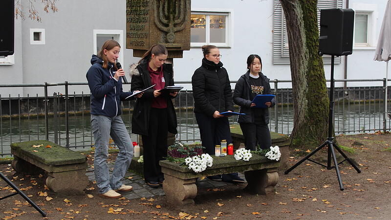 Die Schülersprecherinnen am Gedenkstein in Forchheim (v.l.): Anna-Lana Siegmann, Marlene Prechtel, Mia Wüstner und Yinuo Liu.