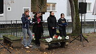 Die Schülersprecherinnen am Gedenkstein in Forchheim (v.l.): Anna-Lana Siegmann, Marlene Prechtel, Mia Wüstner und Yinuo Liu.