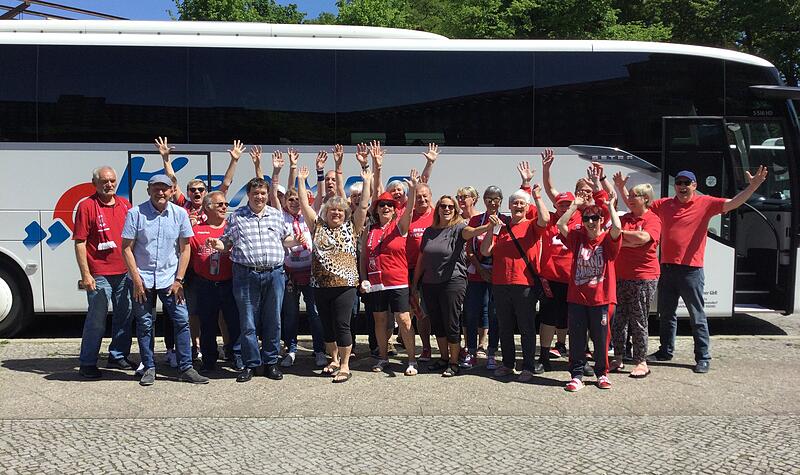 Jetzt geht&lsquo;s zum Schloss Charlottenburg, noch etwa entspannen im Park, bevor die Brose-Anh&auml;nger in der Max-Schmeling-Halle alles geben.