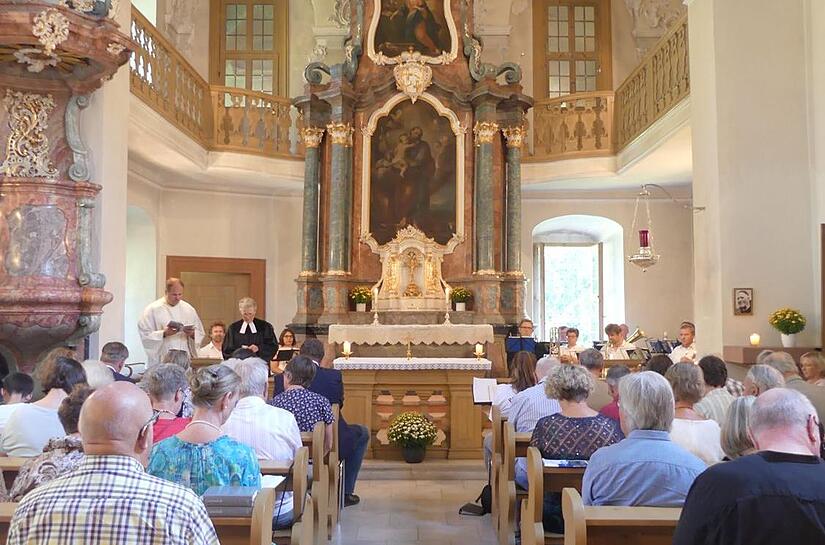 Die Besucher lauschten dem Gottesdienst.