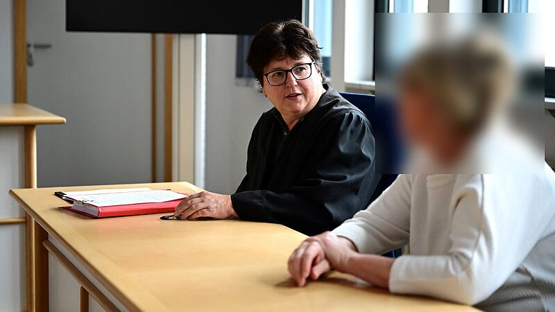 Rechtsanwältin Mareen Basler aus Bamberg und die Angeklagte kurz vor Prozessbeginn