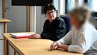 Rechtsanwältin Mareen Basler aus Bamberg und die Angeklagte kurz vor Prozessbeginn
