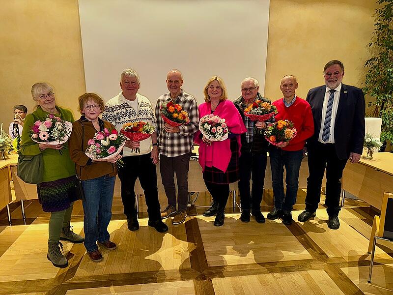 Der B&uuml;rgermeister mit den Geehrten in Weisendorf: von links: Ingrid Steidl, Petra Embacher, Manfred Schmidt, Winfried Rudel, Manuela Kreiner-Kolb, G&uuml;nter Fuchsbauer, Erwin Hertlein, Karl-Heinz Hertlein (von links)