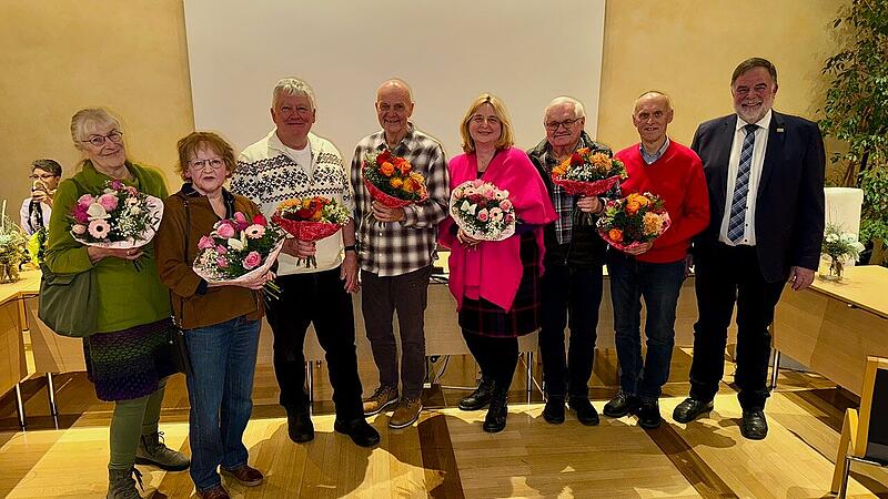 Der B&uuml;rgermeister mit den Geehrten in Weisendorf: von links: Ingrid Steidl, Petra Embacher, Manfred Schmidt, Winfried Rudel, Manuela Kreiner-Kolb, G&uuml;nter Fuchsbauer, Erwin Hertlein, Karl-Heinz Hertlein (von links)