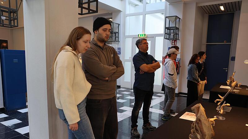 Lea B&uuml;ttner ist mit Maxim Sartison in die Ausstellung gekommen &ndash; und beide finden die Ausstellungsst&uuml;cke sehenswert und kein bisschen schockierend.