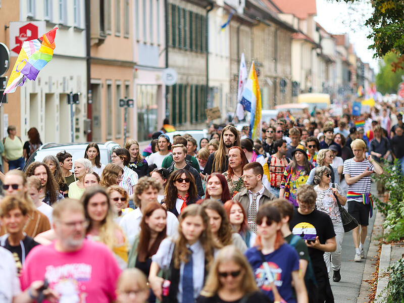 CSD ErlangenCSD Erlangen Ein virales Video vom CSD 2026 in Erlangen zeigt skandalöse Parolen und eine mutmaßliche Spuckattacke in Richtung der Jüdischen Kultusgemeinde Erlangen. Nun ermittelt der Staatsschutz wegen des Vorfalls.