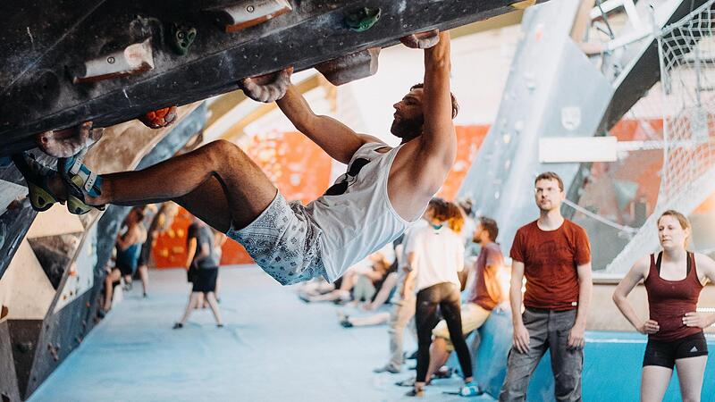 Wer ein bisschen Bewegung braucht, dabei aber nicht nass werden will, der ist beim &bdquo;Bouldern&ldquo; genau richtig.